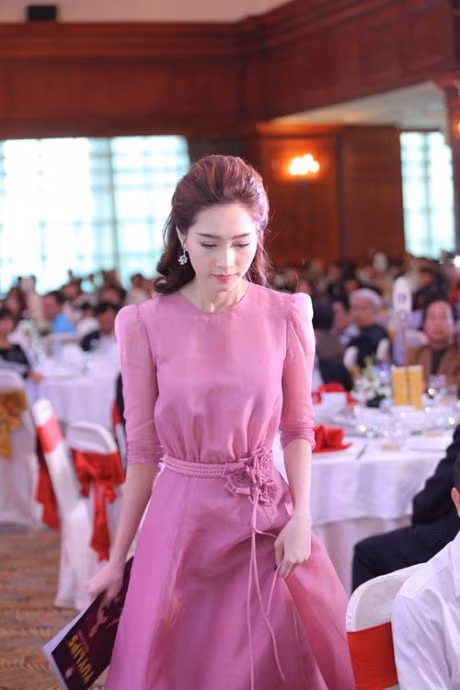 Xuất hiện trong một sự kiện mới đây, Hoa hậu Đặng Thu Thảo khiến nhiều người bất ngờ khi ngày càng xinh đẹp so với khi mới đăng quang.