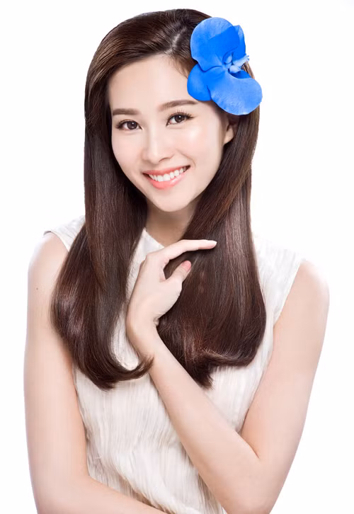 Nhận được sự yêu mến và ủng hộ của khán giả, nhưng người đẹp gốc Bạc Liêu từng thừa nhận, cô rất ngại khi được gọi là "hoa hậu của các hoa hậu" và cho rằng mình vẫn phải học hỏi nhiều từ các hoa hậu đi trước.