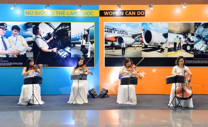 Nu hanh khach bat ngo nhan qua 8/3 lang man tai san bay