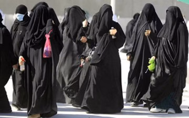 Trung bình, phụ nữ dành khoảng 4 giờ 47 phút mỗi ngày để làm việc nhà - những công việc rất quan trọng nhưng thường bị đánh giá thấp. Trong khi đó, thời gian của nam giới chỉ là 1 giờ 30 phút.