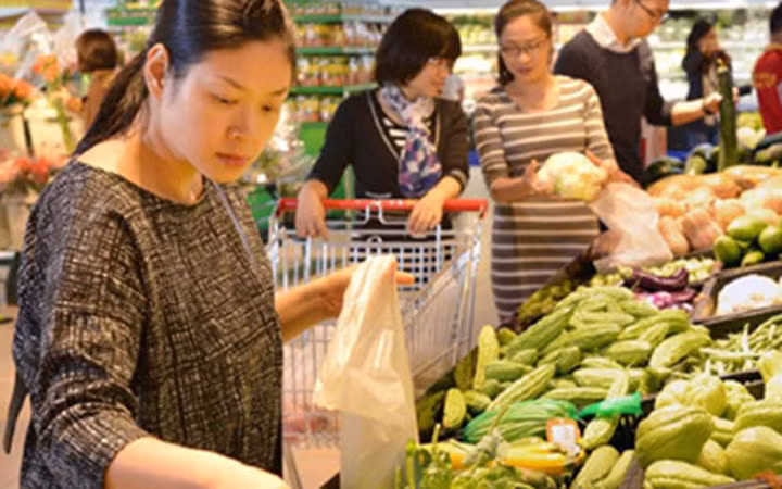 Phụ nữ đã chứng minh sức mạnh thực sự trong nền kinh tế vì ở rất nhiều quốc gia, nữ giới kiểm soát phần lớn chi tiêu dùng.