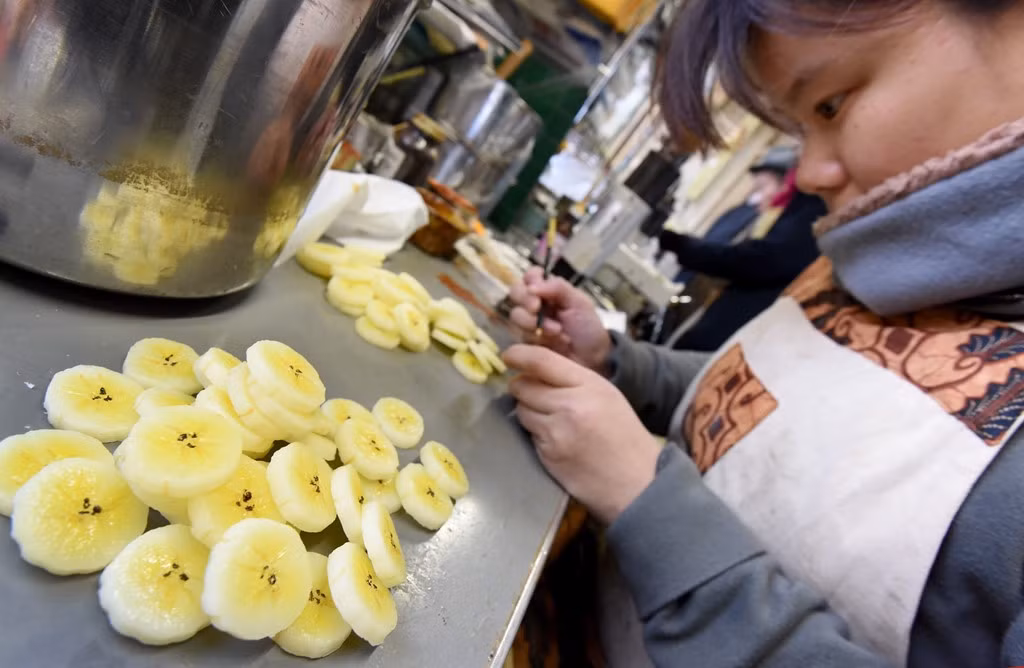 Chủ cửa hàng yêu cầu các nhà sản xuất đưa ra những mô hình thức ăn khó phân biệt với đồ thật. Vì vậy mỗi món ăn giả được chú trọng trau chuốt từng chi tiết, từ kích thước, màu sắc đến độ bóng trên nguyên liệu.