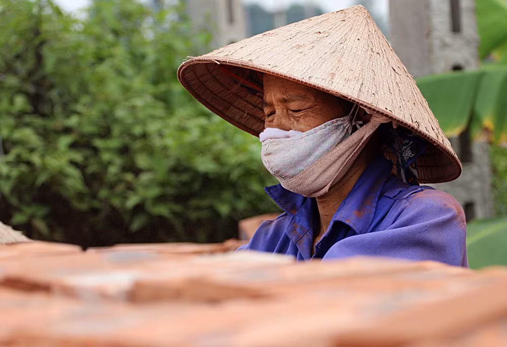 Những mảnh vụn bắn ra từ đống gạch làm tổn thương vùng mắt.