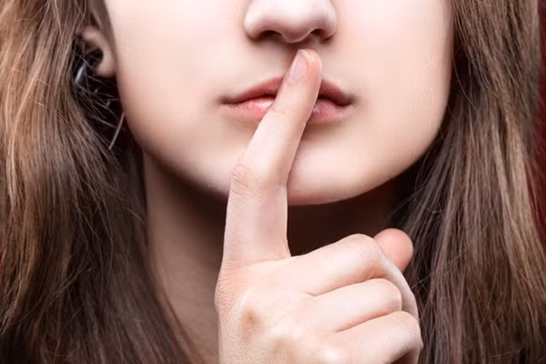 Bí ẩn và phức tạp: Những cảm xúc mạnh mẽ luôn ngự trị trong con người Bọ Cạp nhưng họ hiếm khi thể hiện ra bên ngoài. Do đó, thật khó để biết được cô gái cung Bọ Cạp đang nghĩ gì. Cô ấy luôn có những bí mật của riêng mình và nếu cô ấy chưa sẵn sàng chia sẻ thì hãy tôn trọng điều ấy.