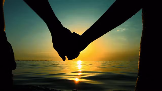 Coi trọng sự trung thành: Bạn gái cung Bọ Cạp có thể là người bạn tốt nhất cũng có thể là kẻ thù nguy hiểm nhất. Lòng trung thành là điều rất quan trọng với họ. Nếu bạn có thể chứng minh mình là một người bạn tốt thì họ sẽ đáp lại bằng lòng trung thành tuyệt đối. Vì thế, bạn gái cung Bọ Cạp luôn đón nhận và lựa chọn tình bạn vô cùng cẩn thận.