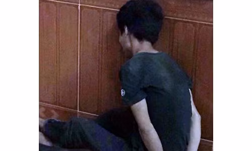 Trom co mui khien chu phat hien duoi gam giuong