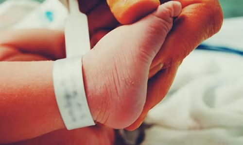 Be 9 thang tuoi nut so vi y ta ngu gat