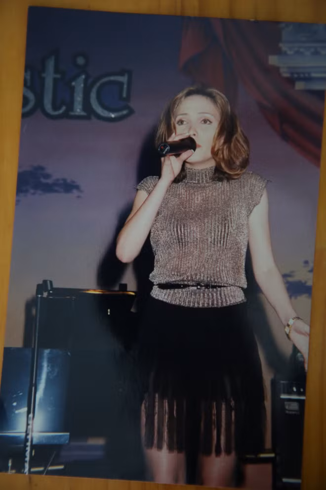 Sau nhiều năm sống luẩn quẩn trong sự mơ hồ về nhân thân và thân phận, Thanh Hà quyết định sang Mỹ khi mới 17 tuổi.