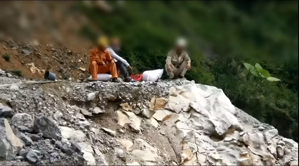 Mỗi thợ đá ngồi trên một tải mìn trong giờ giải lao.