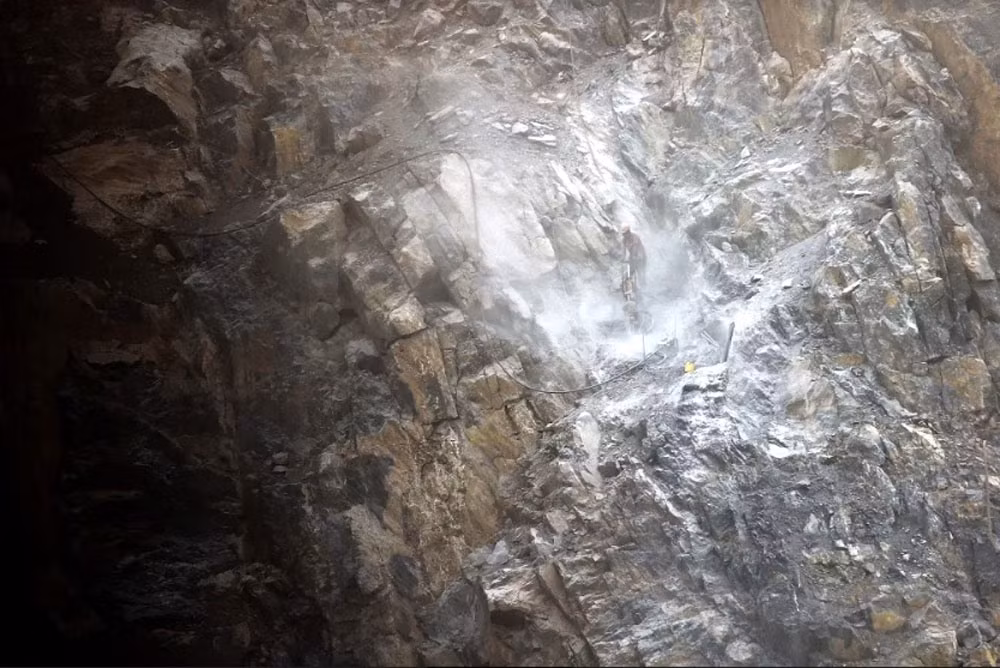 Cheo leo, chênh vênh, liều lĩnh, bán mạng để mưu sinh trong mỏ đá khai thác sai quy trình, lỗi là do ai?