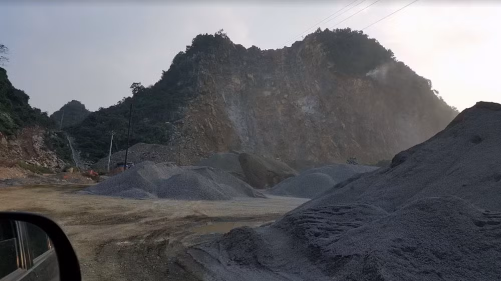 Theo kết luận thanh tra Bộ Xây dựng, ít nhất là quá nửa số mỏ đá trên địa bàn tỉnh Hòa Bình đã khai thác kiểu hàm ếch cực kỳ nguy hiểm và vi phạm mọi quy định về an toàn lao động.