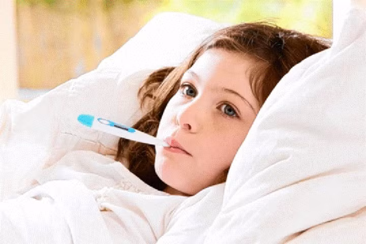 Sốt là vấn đề thường gặp nhất vào thời điểm chớm hè, đặc biệt là với trẻ nhỏ. Rất nhiều trẻ đang chơi bình thường tự nhiên lên cơn sốt, cha mẹ cần chú ý tới việc bù nước và hạ sốt cho trẻ.