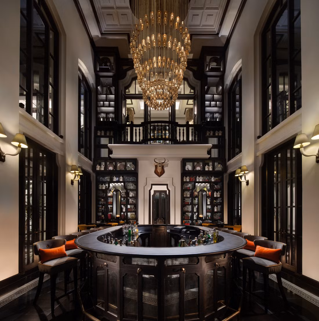 Quầy bar cao cấp luôn sẵn sàng phục vụ.