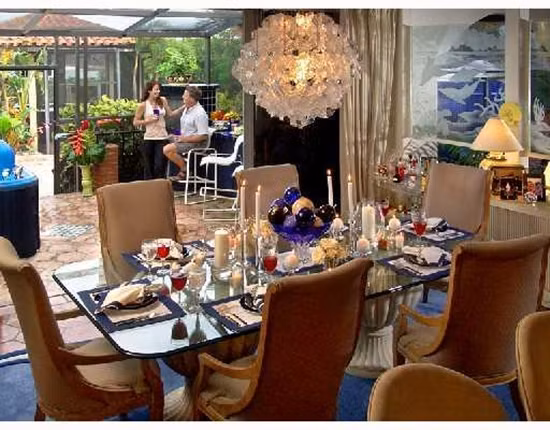 Phòng ăn trong nhà và ngoài trời thoáng đãng, lịch sự.