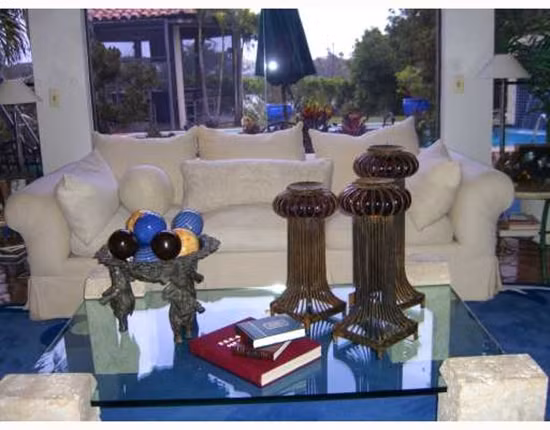 Phòng khách tiện nghi và sang trọng với tông màu kem và tím.