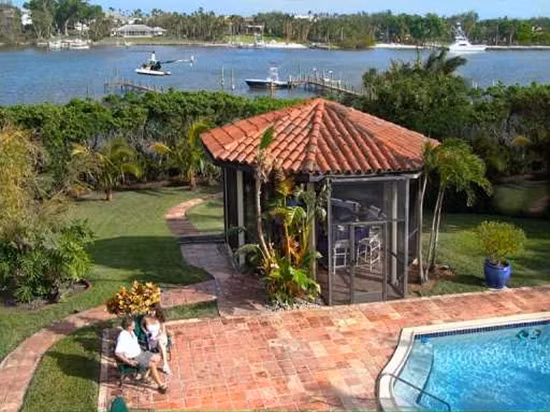 Vọng lâu nằm ngay bên hồ bơi thơ mộng trong khuôn viên biệt thự.