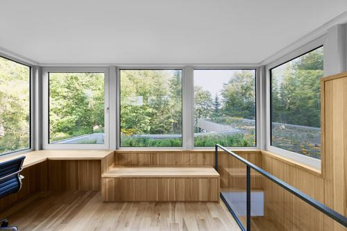 Trên đỉnh mái nhà màu xanh lá cây, một căn phòng trên cây nhỏ xinh hướng tầm nhìn ra bên ngoài.