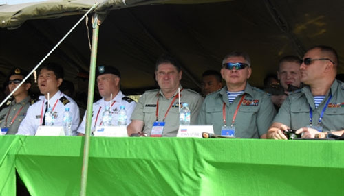 Các đại biểu quốc tế chăm chú theo dõi hoạt động diễn tập rà phá bom mìn, vật liệu nổ dưới nước của quân đội Việt Nam.