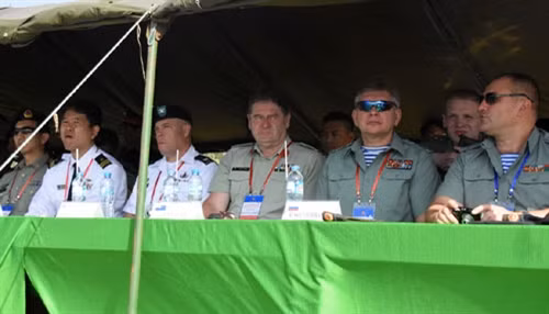 Các đại biểu quốc tế chăm chú theo dõi hoạt động diễn tập rà phá bom mìn, vật liệu nổ dưới nước của quân đội Việt Nam.