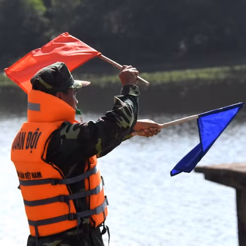 Cán bộ chỉ huy sử dụng cờ hiệu chỉ huy công tác diễn tập.