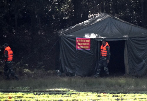 Quả đạn cối được vận chuyển về khu vực an toàn, chờ phân loại và xử lý.