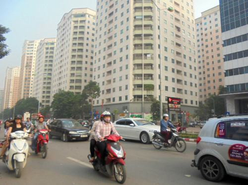 Từng được ví như một khu vực phát triển hiện đại nhất của Hà Nội, đến nay, khu đô thị Trung Hòa - Nhân Chính đã đi vào sử dụng được gần 1 thập niên. Cao ốc chung cư, văn phòng mọc lên ngày càng nhiều trong khi đường không được mở rộng thêm. Chính vì thế, khu vực này trở nên quá tải về cơ sở hạ tầng và giao thông. Theo quan sát khu vực này vào giờ cao điểm, lượng phương tiện giao thông tăng đột biến, chưa kể tới hàng loạt xe ô tô, xe máy đỗ hai bên đường và vỉa hè.