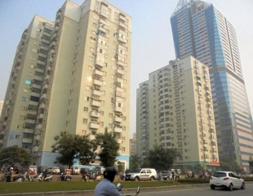 Ngán ngẩm trước tình trạng quá tải, ông Nguyễn Ngọc Long (KĐT Trung Hoà Nhân Chính) kể: “Tuyến đường Lê Văn Lương trước đây rất rộng nhưng từ khi phía Hà Đông nhiều dự án đi vào hoạt động cũng đã tạo thêm một lượng phương tiện giao thông đáng kể. Cách đây năm năm thôi ai cũng trầm trồ làm đường gì mà rộng to thế giờ thì thấy vẫn còn rất nhỏ so với quy mô các khu đô thị hiện nay”. Theo anh Long, một phần khu vực này bị tắc do giao thông từ phía Hà Đông di chuyển lên và dân cư ở nội đô thành phố ra các khu vực phía Tây để làm việc. Trong khi đó, các tuyến đường ở đây đều hẹp. "Bản thân cư dân ở đây đã đông, phương tiện ô tô nhiều cộng với lưu lượng từ các khu đô thị xung quanh khiến cho hiện tượng tắc đường phổ biến", anh nói.