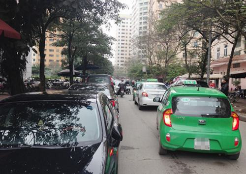 Chưa hết, dự báo sức ép lên hạ tầng giao thông còn tiếp tục gấp bội, vì dự án chung cư Dianmond Flowers, Golden Palace Lê Văn Lương, dự án chung cư Handico,…đang được chủ đầu tư cấp tốc bán hàng. Trong tương lai các dự án này sẽ đón nhận một số lượng vô cùng lớn cư dân đến sinh sống, nếu ước tính mỗi hộ sẽ có 4 người khi đó dự án này sẽ đưa đến khoảng 8000 cư dân mới thường xuyên tham gia sử dụng chung hạ tầng khu vực này. Và bài toán đặt ra là liệu cơ sở hạ tầng giao thông của khu vực này đứng trước nguy cơ quá tải nếu không có giải pháp thay thế.