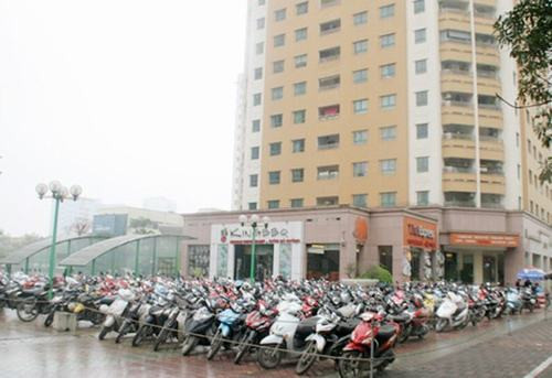 Tuyến đường Trung Kính - Lê Văn Lương hơn 2 năm trước còn thông thoáng, nhưng giờ cũng xuất hiện ùn ứ vào giờ cao điểm. Với hơn chục dự án chung cư đang triển khai và dự kiến đưa vào sử dụng năm 2016, thì tuyến đường Trung Kính dự báo sẽ tắc đường. Đấu nối vào Trung Hòa - Nhân Chính còn có một tuyến “huyết mạch” khác là Vũ Trọng Phụng - Nguyễn Huy Tưởng. Từ hai toà chung cư 47 Vũ Trọng Phụng, 57 Vũ Trọng Phụng cộng với lượng người từ các trường đại học xung quanh, xe bus tạo ra cảnh ùn tắc kéo dài vào mỗi giờ cao điểm. Cạnh đó, tuyến đường Nguỵ Như Kom Tum cũng chỉ rộng chưa đầy 5m có tới hàng chục chung cư mọc lên.