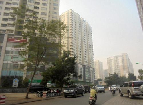 Từ năm ngoái, nhiều tổ hợp thương mại - dịch vụ - chung cư cao cấp như N04, N05 chính thức hoạt động hết công suất, gián tiếp tạo nên sức ép giao thông nội bộ của khu đường nội bộ từ các tòa nhà đi ra đường Hoàng Đạo Thúy, Trần Duy Hưng, Hoàng Ngân liên tiếp tắc. Người dân ở khu Trung Hòa Nhân Chính đang khốn khổ trong giờ cao điểm sáng, trưa, chiều. Từng đoàn xe ô tô nối dài cả cây số trên đường Lê Văn Lương và đường Trần Duy Hưng để chờ vượt đèn đỏ. Bởi lẽ con đường này với 6 làn xe phục vụ cho một khu dân cư lớn đã trở nên quá chật chội và luôn xảy ra tình trạng tắc đường kẹt xe.