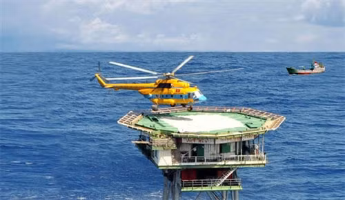 Trực thăng của Trung đoàn 917, Sư đoàn Không quân 370 huấn luyện cất, hạ cánh trên nhà giàn DK1.