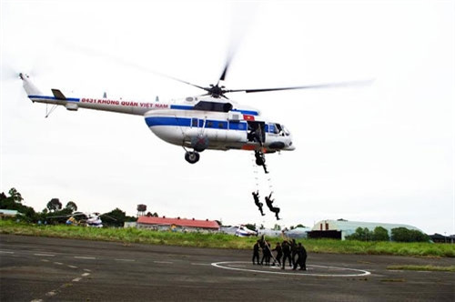 Phối hợp huấn luyện đổ bộ đường không.