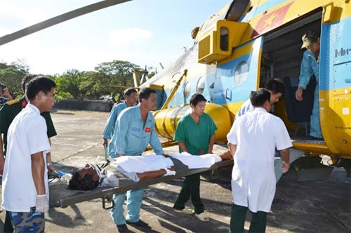 Trực thăng Trung đoàn 917 cấp cứu bệnh nhân tại đảo Song Tử Tây.