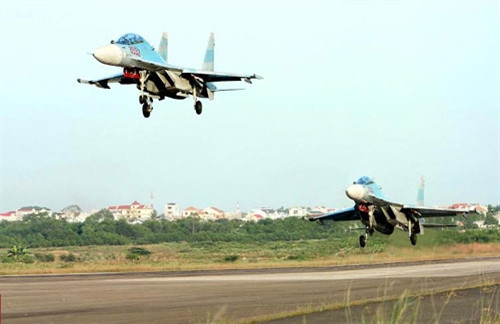 Để đáp ứng với nhiệm vụ trong tình hình mới, sư đoàn Không quân 370 xác định không ngừng nâng cao chất lượng huấn luyện, xây dựng đơn vị vững mạnh về chính trị, tư tưởng và tổ chức; nâng cao ý chí, tinh thần SSCĐ, xử lý kịp thời, có hiệu quả các tình huống xảy ra, không để bất ngờ, lỡ thời cơ; khai thác có hiệu quả VKTBKT hiện có và các trang bị kỹ thuật hiện đại như máy bay Su-22M4, Su-30MK2… Sư đoàn chú trọng tổ chức huấn luyện các đề mục ứng dụng chiến đấu, tham gia diễn tập hiệp đồng quân binh chủng, thực hiện các nhiệm vụ cứu hộ, cứu nạn…