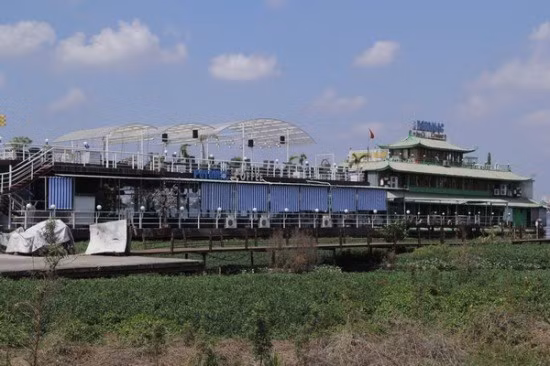 Có khoảng 5 du thuyền lớn từ 2 đến 3 tầng là tổ hợp nhà hàng, quán bar và tổ chức hội nghị, tiệc cưới vẫn hoạt động. Đặc biệt nhộn nhịp vào ban đêm.