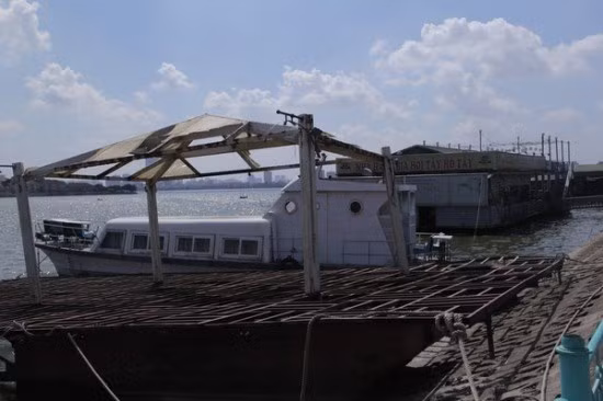 Trước thực trạng gây ô nhiễm, mất cảnh quan khu vực hồ Tây, UBND TP Hà Nội đã chấp nhận đề xuất của Sở GTVT di dời toàn bộ tàu thủy nội địa trên hồ Tây hiện nay (đầu đường Thụy Khuê) về khu vực Đầm Bảy thuộc phường Nhật Tân, quận Tây Hồ.