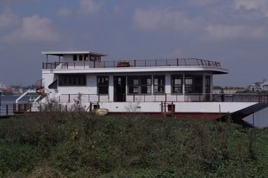 Bến du thuyền bị cỏ dại mọc hoang hóa.