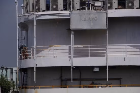 Nhiều du thuyền Hồ Tây vẫn đang tiếp tục sửa chữa, phun sơn khắp các tầng