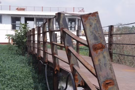 Phần sắt trên cây cầu dẫn ra du thuyền hoen gỉ, các mối hàn đứt gãy.