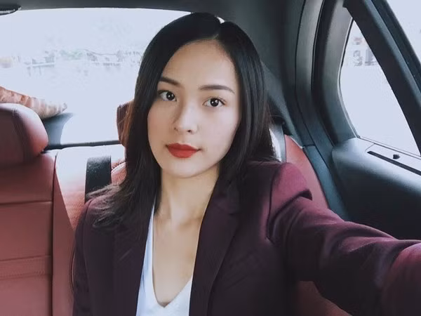 Hình ảnh bó hoa tặng người đẹp trên chiếc siêu xe của Cường Đôla, hoàn toàn trùng khớp với ội thất chiếc xe mà Hạ Vi ngồi chụp ảnh selfie. (ảnh chụp màn hình)