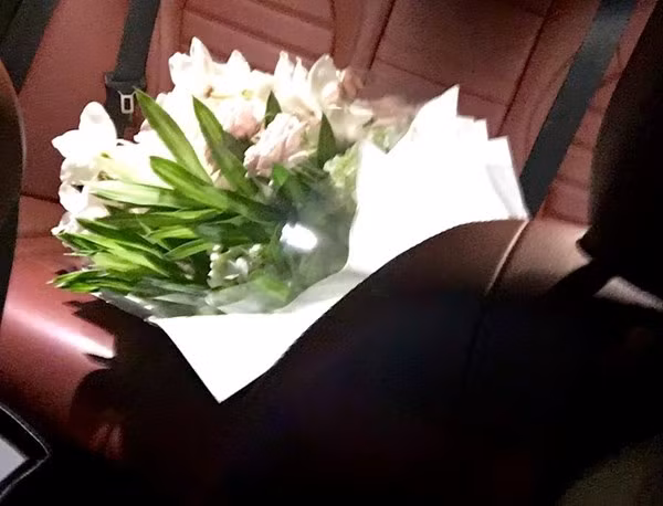 Không những thế, trên instagram của Quốc Cường còn đăng hình ảnh bó hoa tặng người đẹp trên chiếc siêu xe của mình. Hạ Vi cũng cho đăng tải trên Facebook hình ảnh cô chụp tự sướng trên chiếc xe có nội thất y hệt xe của Cường Đôla.