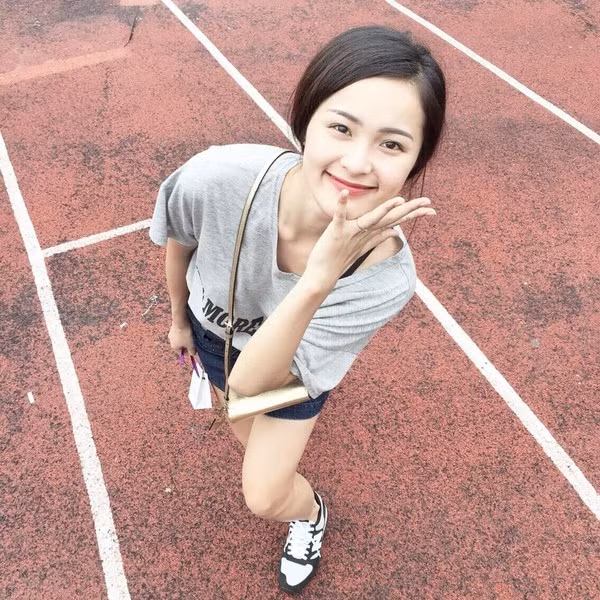 Còn Hồ Ngọc Hà, vợ cũ Cường Đôla, đang gặp rắc rối với nghi án cặp với đại gia kim cương. Vợ của đại gia kim cương này cũng đã có những dòng trạng thái ám chỉ Hồ Ngọc Hà là kẻ thứ 3 phá hoại hạnh phúc gia đình cô.