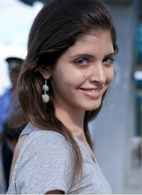 Rất nhiều khuyết điểm trên gương mặt của Andrea cũng đã ‘biến mất’ nhờ trang điểm và photoshop.