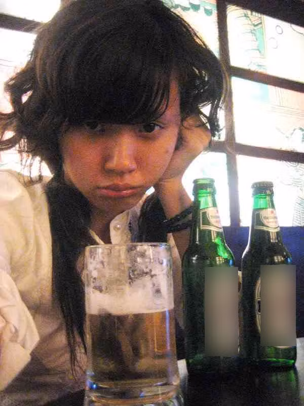 Nhìn những hình ảnh này, chẳng ai nghĩ rằng đây chính là cô hot girl Midu đáng yêu sở hữu vẻ đẹp thuần khiết, trong sáng.