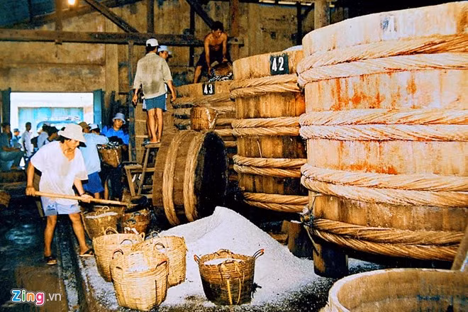 Tổ chức sản xuất nước mắm có quy mô lớn đầu tiên tại Phan Thiết là Liên Thành Thương Quán (sau là Công ty Liên Thành), do các nhà nho yêu nước trong phong trào Duy Tân sáng lập từ năm 1906, hướng theo mục đích kinh doanh chấn hưng kinh tế, phát triển nhiều cơ sở sản xuất nước mắm Phan Thiết.