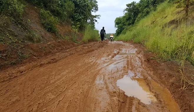 Đường vào hiện trường rất lầy lội. Ảnh: Phước Tuần.