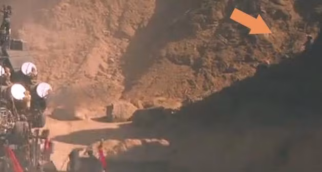 Trong khi nhiều bộ phim thường bị dính hình ảnh cáp treo hay dây điện, Mad Max: Fury Road đã làm tốt điều này nhưng điều đáng tiếc họ lại mắc lỗi khá ngớ ngẩn khác. Đó là cảnh tại hang đá trên sa mạc, cảnh quay từ trên không mô tả trận chiến đầy khí thế. Nhìn kỹ các “mọt phim” sẽ phát hiện ở góc phải màn hình xuất hiện nhân viên đoàn phim vô tình bị lọt vào ống kính.