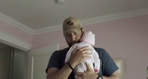 Thế nhưng, nhân vật nam chính ôm trên tay một em bé... làm từ búp bê. Nhà sản xuất không lường được trước tình huống bộ phim trở nên ăn khách đến vậy, nếu không chắc chắn ê-kíp phim sẽ không tiếc tiền mượn một em bé thật để ghi hình.