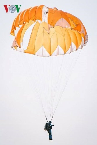 Chuẩn bị tiếp đất, tuân thủ đúng nguyên tắc ba khép (khép chặt đùi, đầu gối và bàn chân) để tiếp đất cho chắc, tránh sơ suất tổn thương.