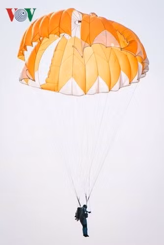 Chuẩn bị tiếp đất, tuân thủ đúng nguyên tắc ba khép (khép chặt đùi, đầu gối và bàn chân) để tiếp đất cho chắc, tránh sơ suất tổn thương.